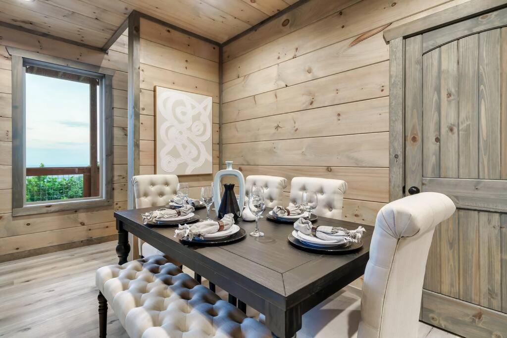 New Luxury Cabin With Stunning Mountainviews,Hottub, Firepit, Fireplace,2 Kingbeds, 2 Covereddecks,Bbqgrill, Shuffleboard And Pool Access Сев'єрвілл Екстер'єр фото