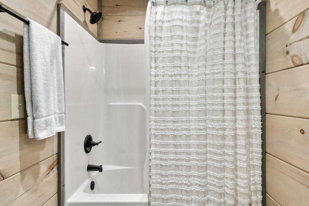 New Luxury Cabin With Stunning Mountainviews,Hottub, Firepit, Fireplace,2 Kingbeds, 2 Covereddecks,Bbqgrill, Shuffleboard And Pool Access Сев'єрвілл Екстер'єр фото
