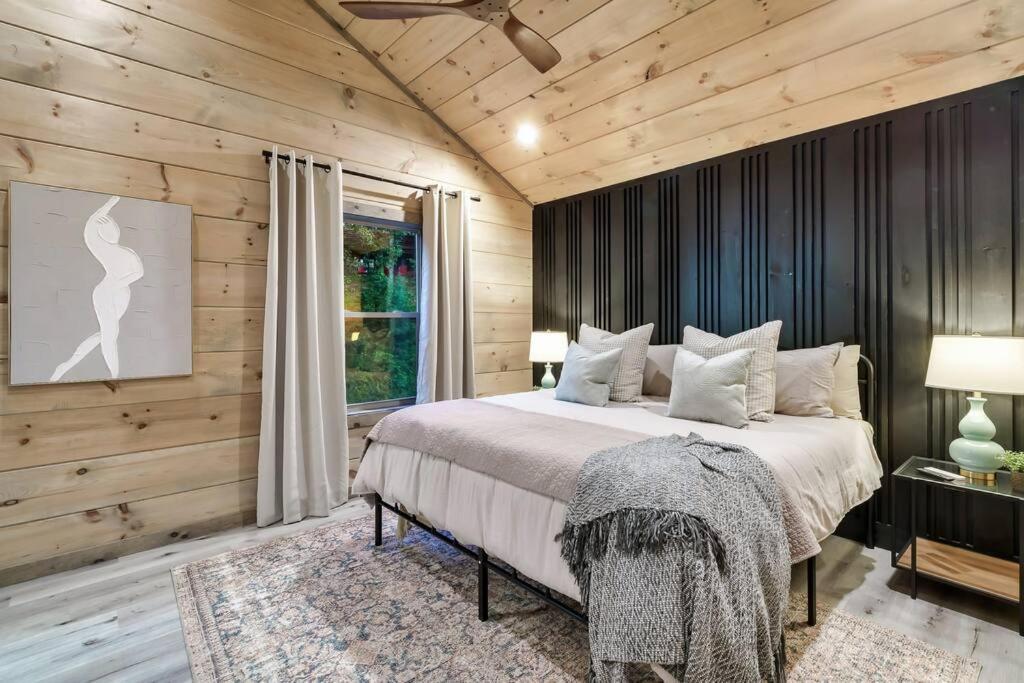 New Luxury Cabin With Stunning Mountainviews,Hottub, Firepit, Fireplace,2 Kingbeds, 2 Covereddecks,Bbqgrill, Shuffleboard And Pool Access Сев'єрвілл Екстер'єр фото