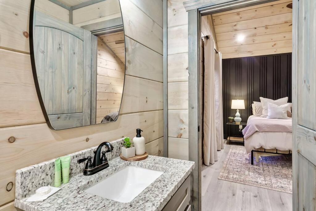 New Luxury Cabin With Stunning Mountainviews,Hottub, Firepit, Fireplace,2 Kingbeds, 2 Covereddecks,Bbqgrill, Shuffleboard And Pool Access Сев'єрвілл Екстер'єр фото