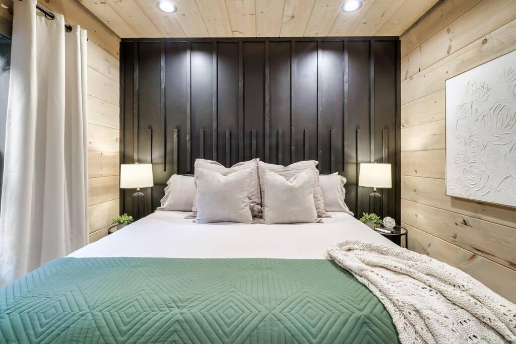New Luxury Cabin With Stunning Mountainviews,Hottub, Firepit, Fireplace,2 Kingbeds, 2 Covereddecks,Bbqgrill, Shuffleboard And Pool Access Сев'єрвілл Екстер'єр фото