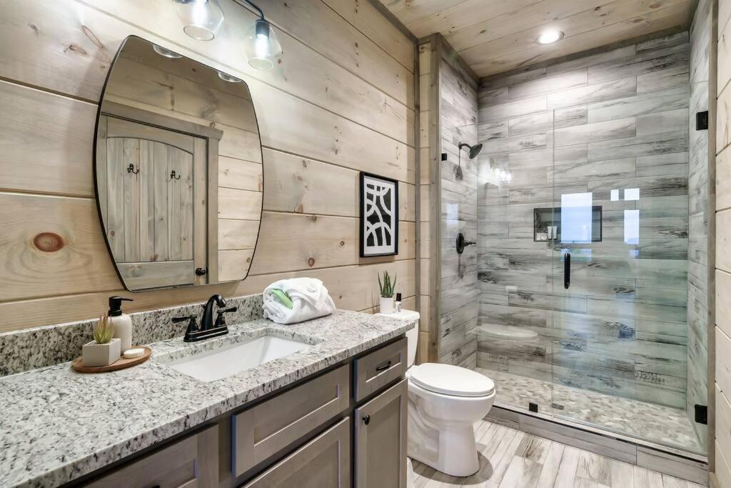New Luxury Cabin With Stunning Mountainviews,Hottub, Firepit, Fireplace,2 Kingbeds, 2 Covereddecks,Bbqgrill, Shuffleboard And Pool Access Сев'єрвілл Екстер'єр фото
