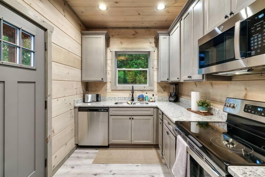 New Luxury Cabin With Stunning Mountainviews,Hottub, Firepit, Fireplace,2 Kingbeds, 2 Covereddecks,Bbqgrill, Shuffleboard And Pool Access Сев'єрвілл Екстер'єр фото