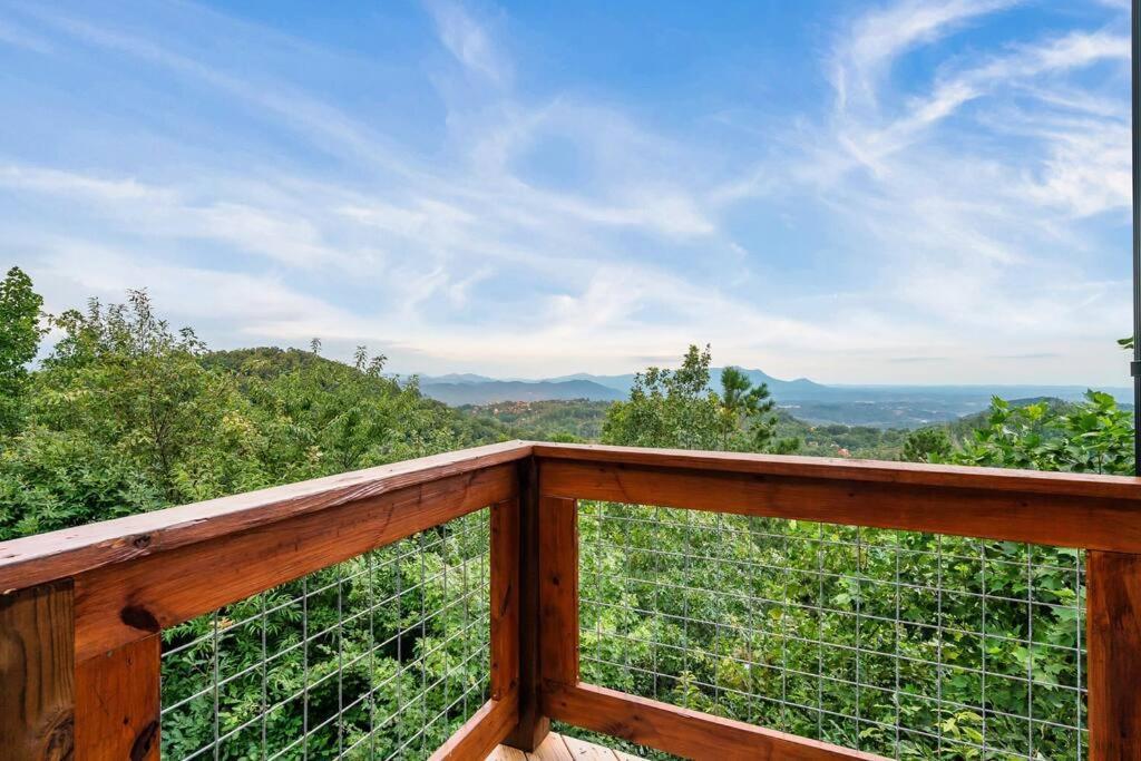 New Luxury Cabin With Stunning Mountainviews,Hottub, Firepit, Fireplace,2 Kingbeds, 2 Covereddecks,Bbqgrill, Shuffleboard And Pool Access Сев'єрвілл Екстер'єр фото