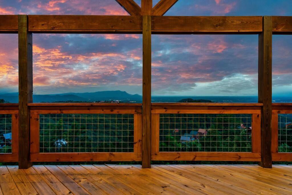 New Luxury Cabin With Stunning Mountainviews,Hottub, Firepit, Fireplace,2 Kingbeds, 2 Covereddecks,Bbqgrill, Shuffleboard And Pool Access Сев'єрвілл Екстер'єр фото