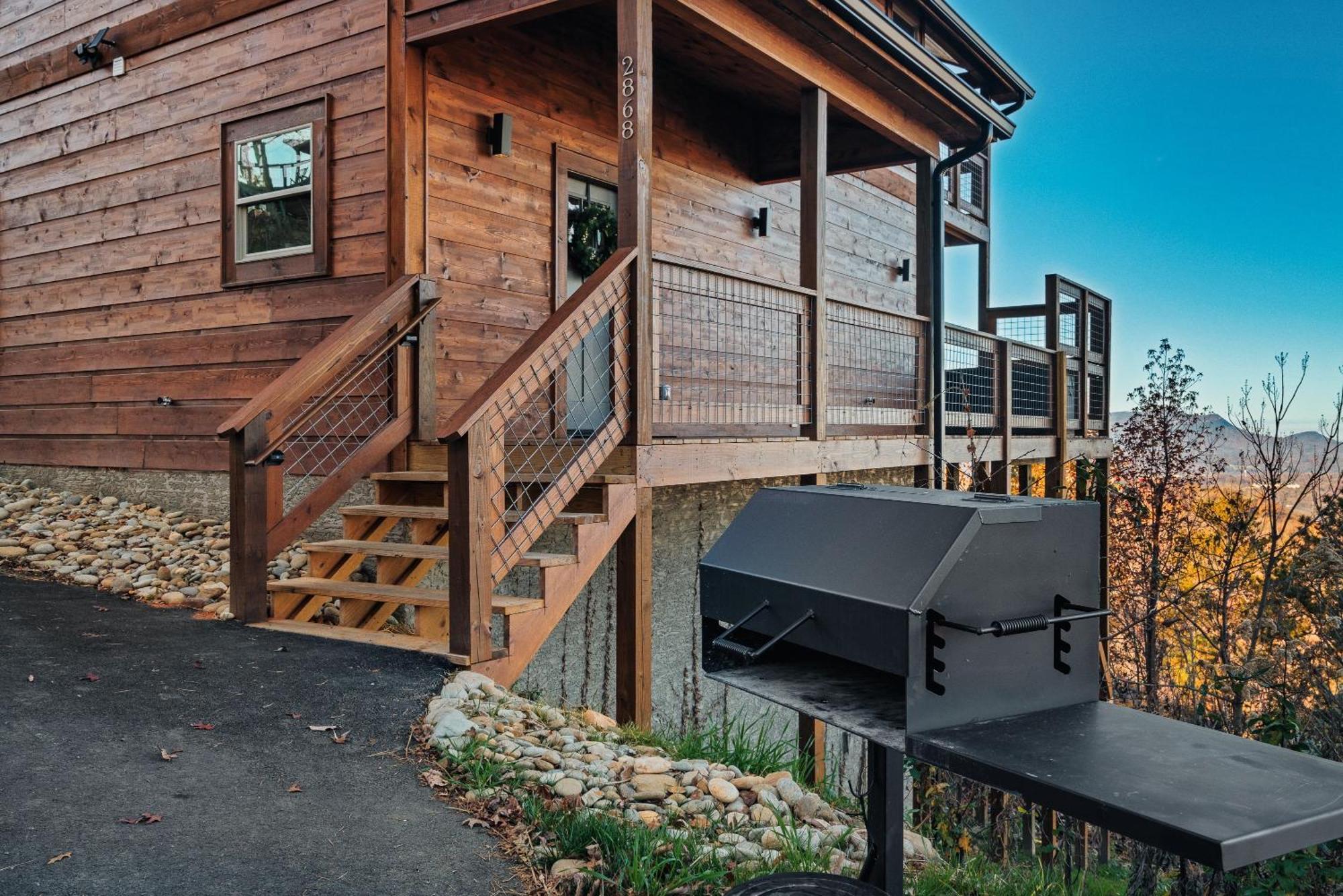 New Luxury Cabin With Stunning Mountainviews,Hottub, Firepit, Fireplace,2 Kingbeds, 2 Covereddecks,Bbqgrill, Shuffleboard And Pool Access Сев'єрвілл Екстер'єр фото