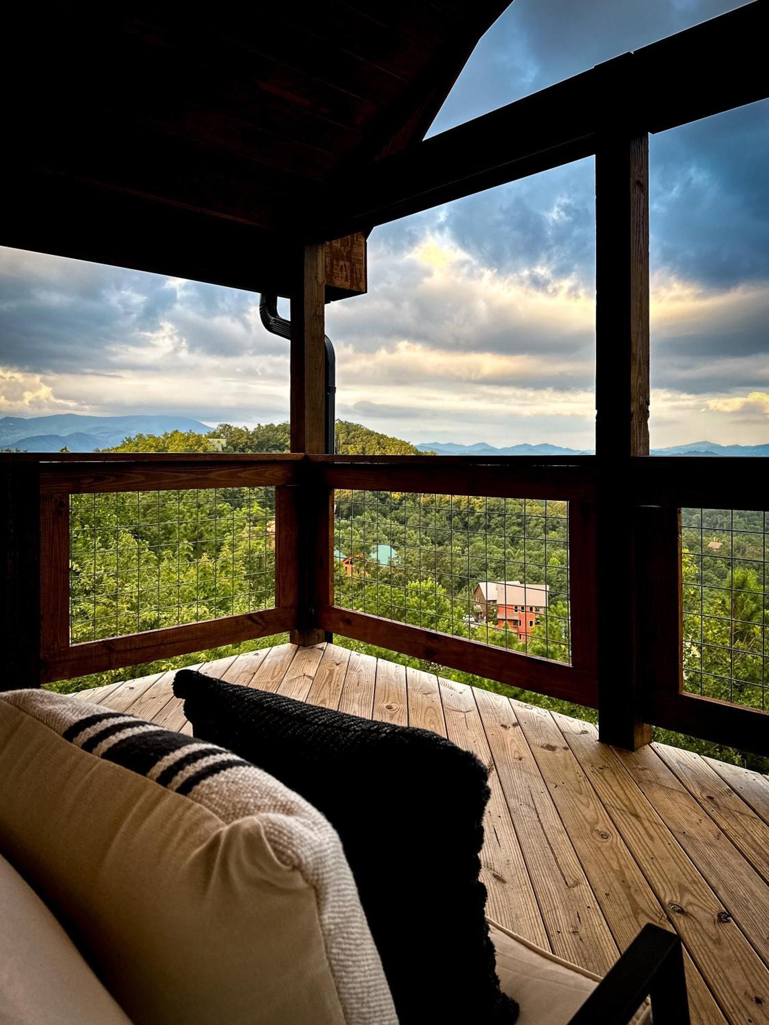 New Luxury Cabin With Stunning Mountainviews,Hottub, Firepit, Fireplace,2 Kingbeds, 2 Covereddecks,Bbqgrill, Shuffleboard And Pool Access Сев'єрвілл Екстер'єр фото