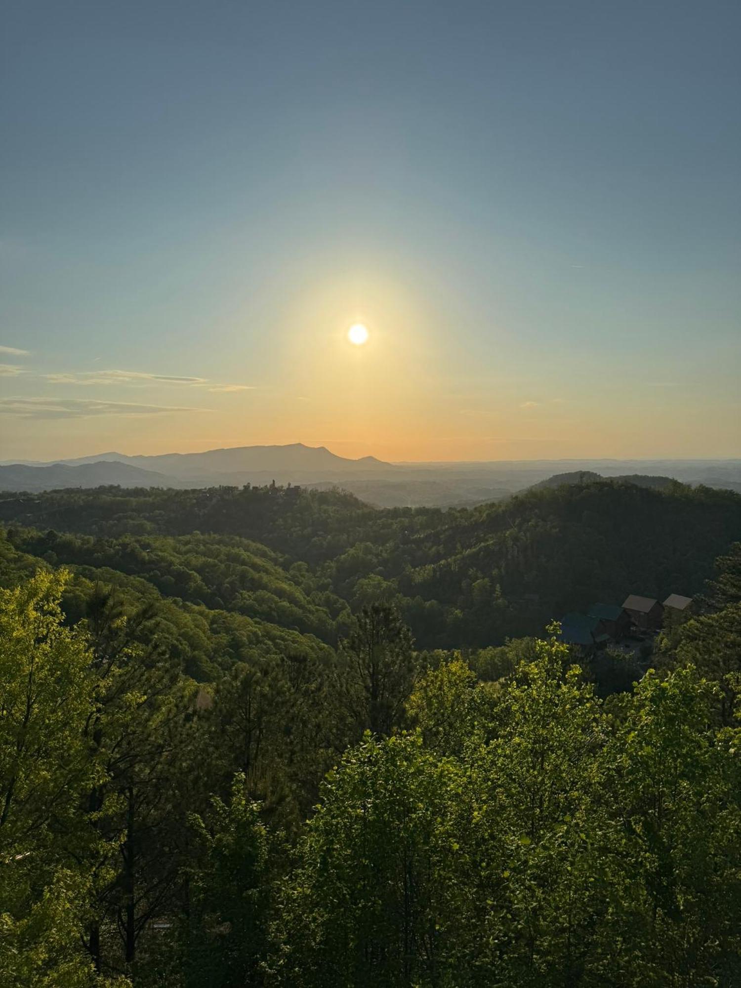 New Luxury Cabin With Stunning Mountainviews,Hottub, Firepit, Fireplace,2 Kingbeds, 2 Covereddecks,Bbqgrill, Shuffleboard And Pool Access Сев'єрвілл Екстер'єр фото